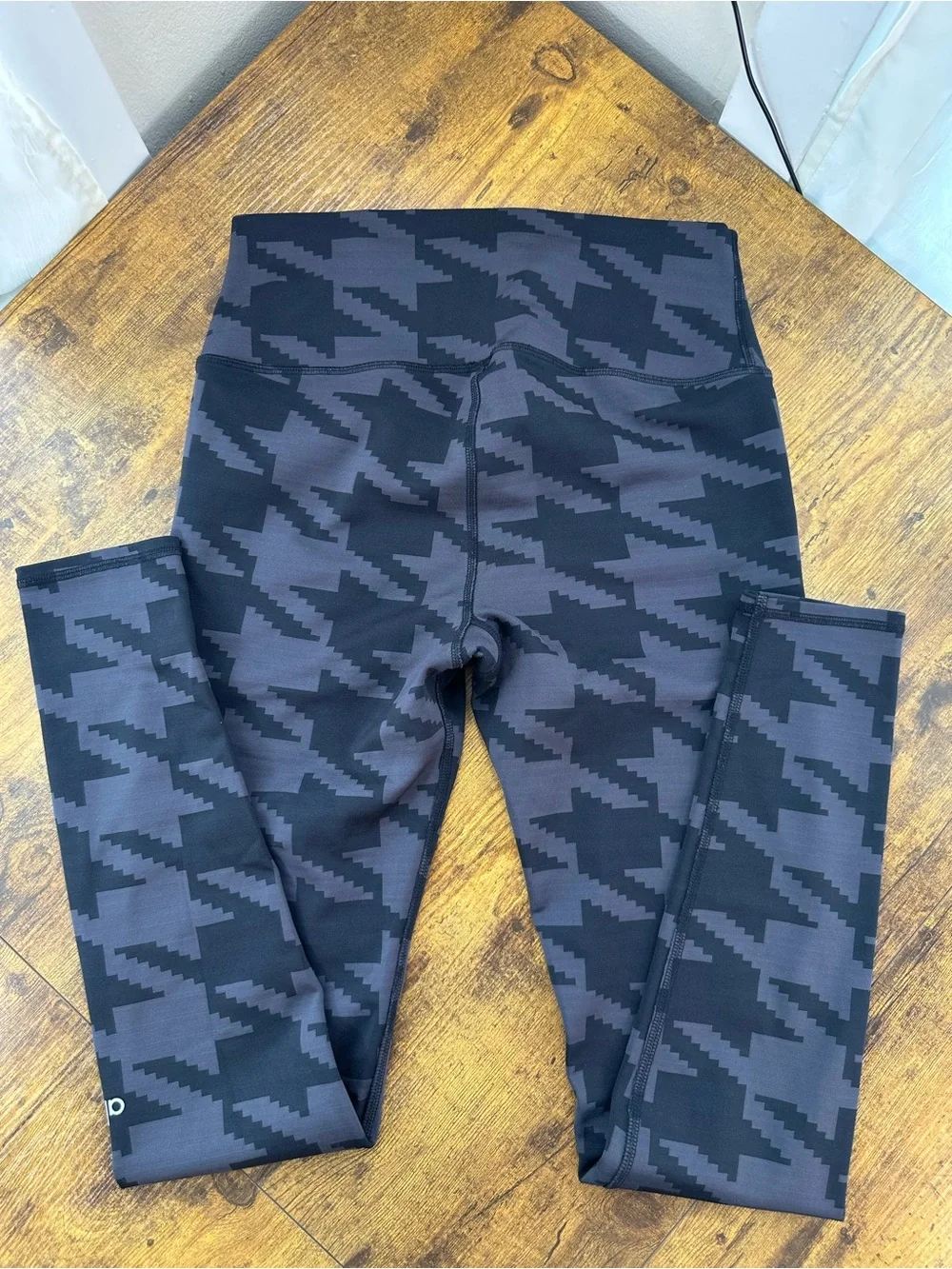 ALO Yoga High Rise Gray and Black Houndstooth Print Airbrush Leggings, Large